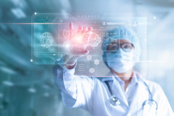 医生、外科医生在技术数字未来虚拟计算机界面、数字全息、创新科学和医学概念上分析患者大脑测试结果和人体解剖