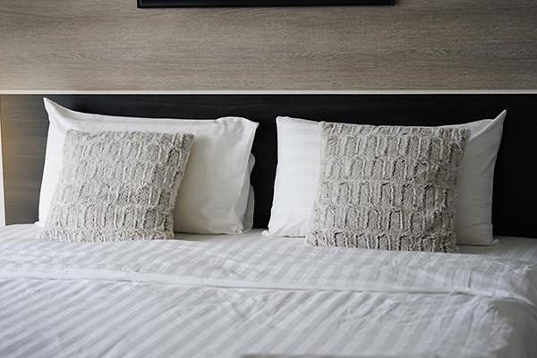 枕头和床在国内酒店布置，在卧室里舒适放松