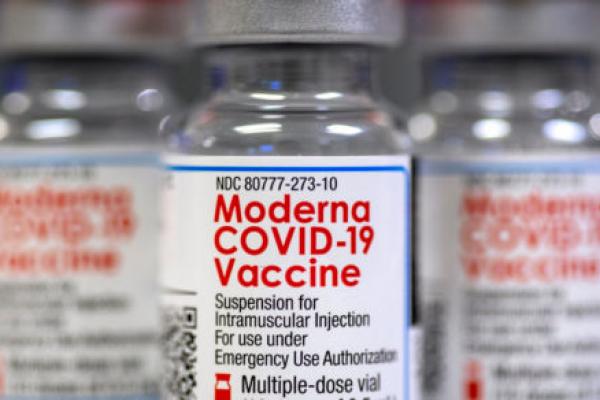 图为Moderna新冠疫苗瓶的特写照片