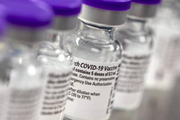 新冠病毒-19疫苗的小瓶在实验室里排成一行。