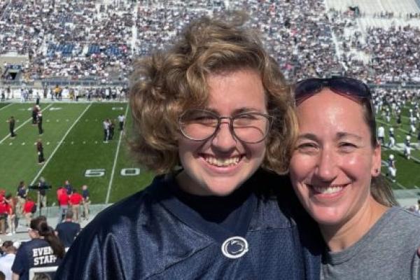 9月11日，卡琳·瑟曼和苏珊·瑟曼在宾夕法尼亚州立大学足球场的看台上摆姿势。