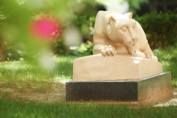 春天，宾夕法尼亚州立大学医学院的尼特尼狮子雕像矗立在院子里。