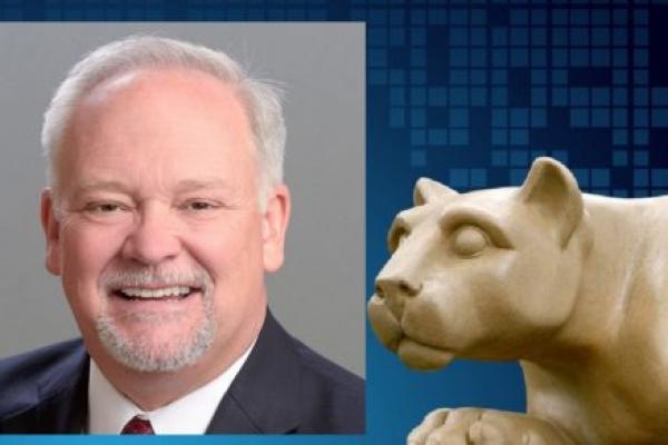 Edward Chabalowski的肖像位于宾夕法尼亚州Nittany Lion的雕像旁边。