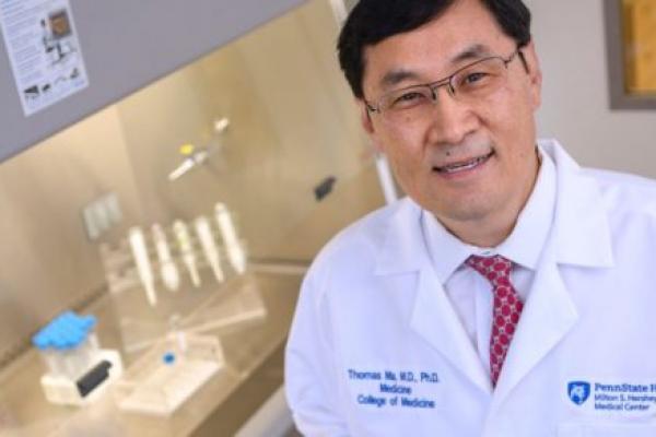 托马斯·马博士，宾夕法尼亚州立大学医学院的教授和系主任，微笑着拍了张照片